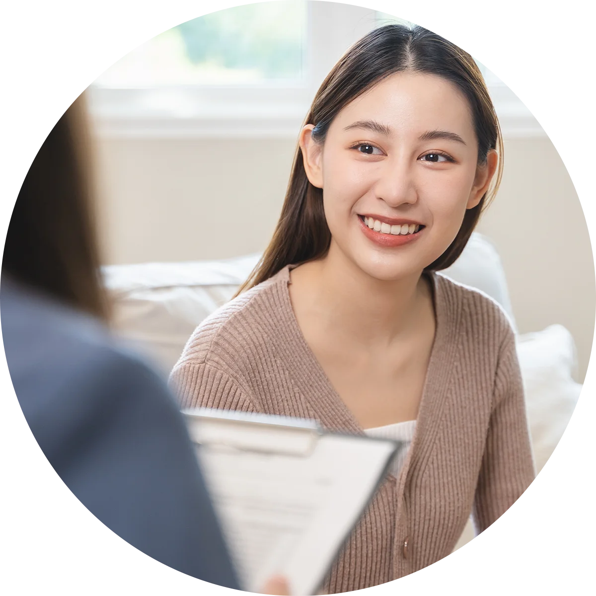 A young woman speaks with a therapist while participating in a co-occurring disoder therapy program at Jasper Grove Recovery.